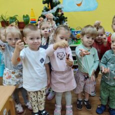 Наши будни: первая младшая группа №1 Сказка стучится в каждые дома  Новогодний праздник ждёт детвора  Дед Мороз не зевай  И оленей запрягай!