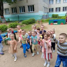 Отправляем мы в полет наш бумажный самолет!