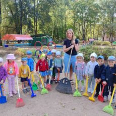 Вторая младшая группа №1. Труд на прогулке