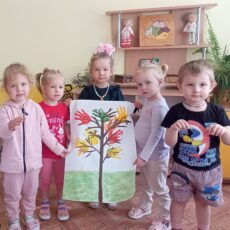 Наши будни вторая младшая группа №2: рисуем ладошками «Дерево друзей»