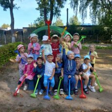 Средняя группа №1: Труд на участке осенью