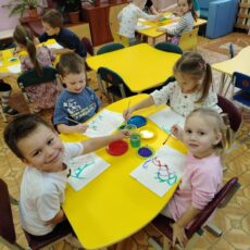 «Волшебные рыбки» — рисование солью и акварелью.