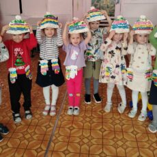 Аппликация «Варежки и шапка»